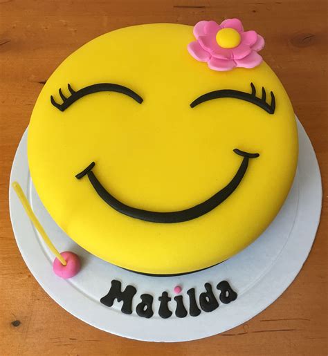 Emoji Bolo Cake Cakedesign | Emoji birthday cake, Emoji cake, Pear and ...