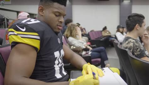 JuJu Smith-Schuster Pranks USC Teachers & Students While Wearing Full ...