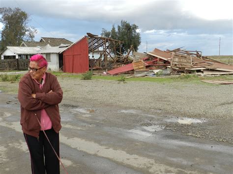 Tornado strikes Central California town, damages homes | WBFF