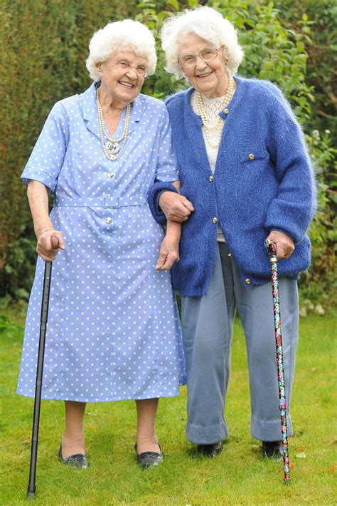 World’s oldest twins celebrate 102nd birthdays | Old women, Twins ...