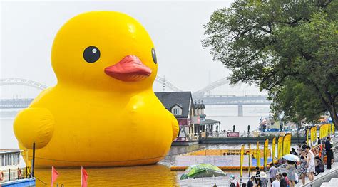 Giant rubber ducky costs Ontario $200k — RT Viral