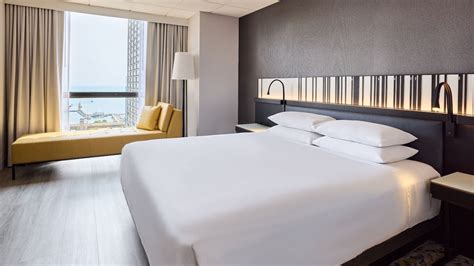 Spacious Hotel Suites in Downtown Chicago | Hyatt Regency Chicago