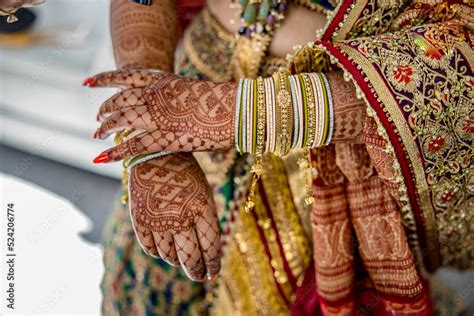 Indian bride's wedding henna mehendi mehndi hands close up Stock Photo ...