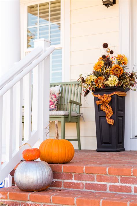 25 Creative Fall Front Porch Decor Ideas for any Budget!