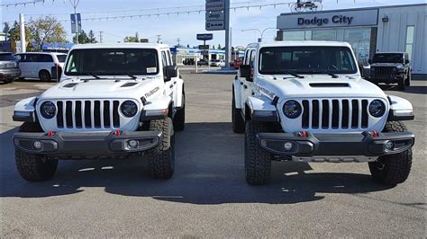 New Jeep Gladiator Mojave vs Rubicon - YouTube