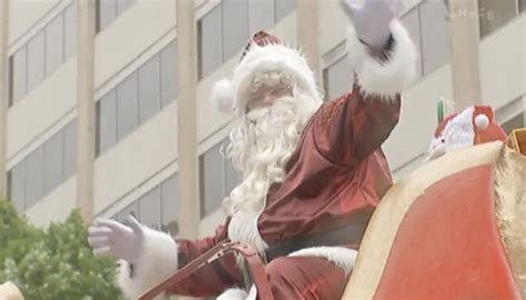 Auckland's Santa Parade spreads Christmas cheer despite rainy weather ...