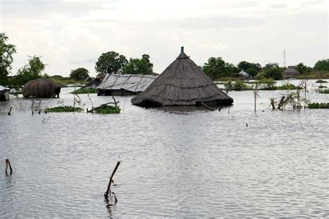 'Emergency unfolding' in flooded South Sudan - BBC News