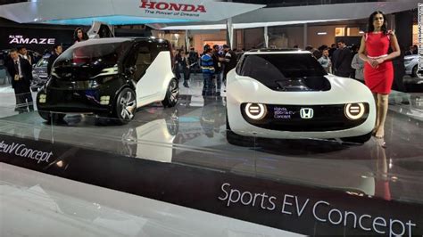 India Auto Expo: Carmakers chase electric dream