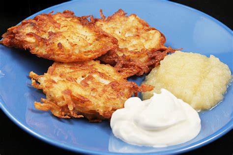 Potato latkes for Hanukkah, served with sour cream and applesauce . « Temple Sholom