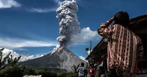 Mount Sinabung releases volcanic ash - World Politics