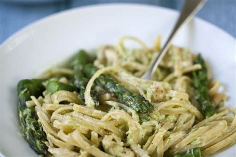 Tagliolini delicati asparagi e grappa | DonnaD