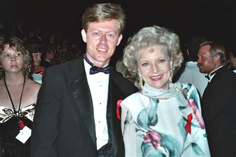 File:Betty White 1992 Emmy Awards.jpg - Wikimedia Commons