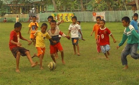 6 Aturan Kocak Sepak Bola Ala Bocah Kampung. FIFA juga Pusing Kalau Nonton Pertandingannya!