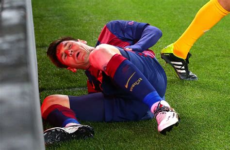 Messi Injured - Mirror Online