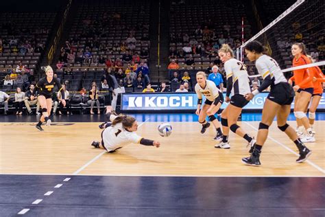 Hawkeye volleyball struggles against Illini – The Daily Iowan