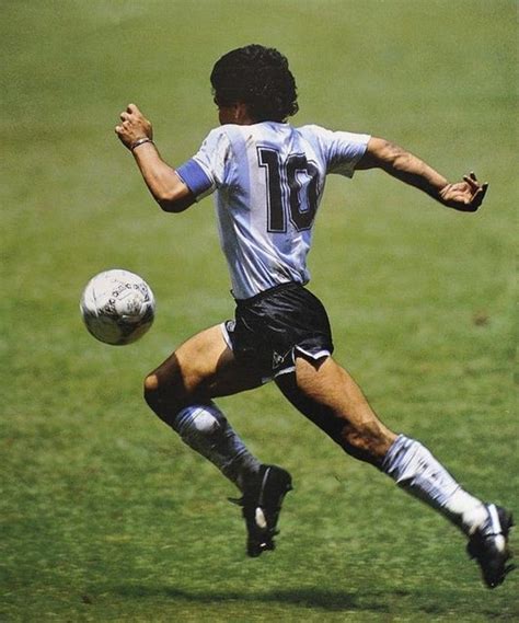 La nueva imagen viral de Maradona en el cielo