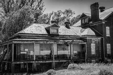 Grayscale Photo of an Old House · Free Stock Photo