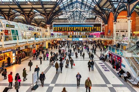 Liverpool station interior view. – Stock Editorial Photo © rglinsky #105853642