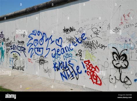 Berlin wall graffiti hi-res stock photography and images - Alamy