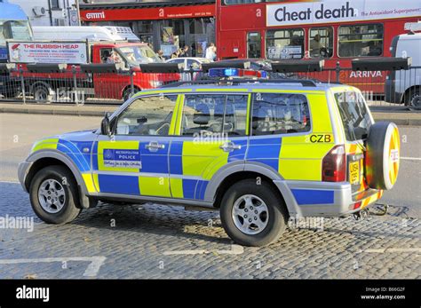 London metropolitan police vehicles hi-res stock photography and images ...