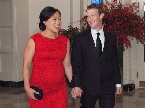 Facebook Boss Mark Zuckerberg shared Pregnant wife pic on Facebook | www.lovelyheart.in