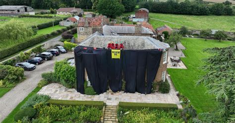 Rishi Sunak Home Scaled by Greenpeace Protesters in Britain - The New ...