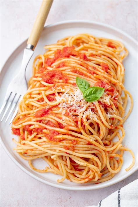 Spaghetti Pomodoro (from 'the Bear') - Everyday Delicious