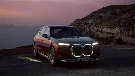 2023 BMW i7 Electric sedan launched in India: Design, features, price ...