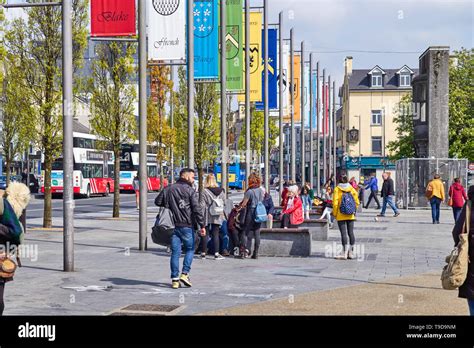 Tourists sitting in Eyre Square, Galway, Ireland Stock Photo - Alamy