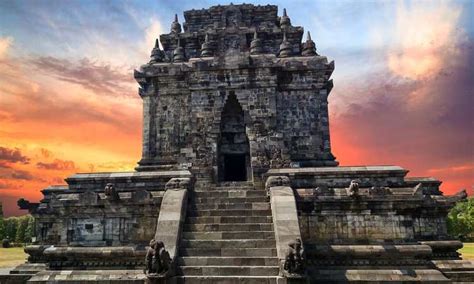 Candi Mendut - Review, Lokasi & Harga Tiket (Candi Budha Tertua)