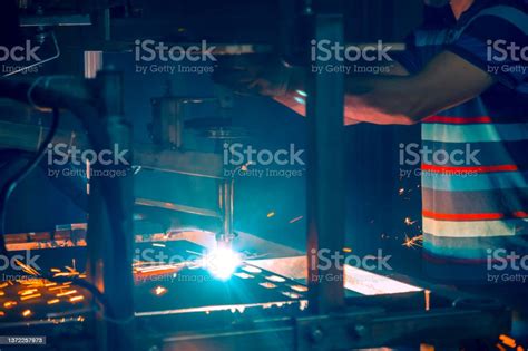 Plasma Sheet Metal Cutting Operator On A Rack Stock Photo - Download Image Now - 35-39 Years ...
