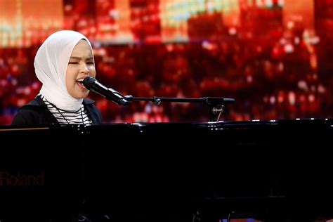 'AGT': Simon Cowell Gives Golden Buzzer to 17-Year-Old Blind Singer ...