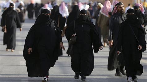 Saudi woman arrested for going out without traditional Muslim clothing – reports — RT World News