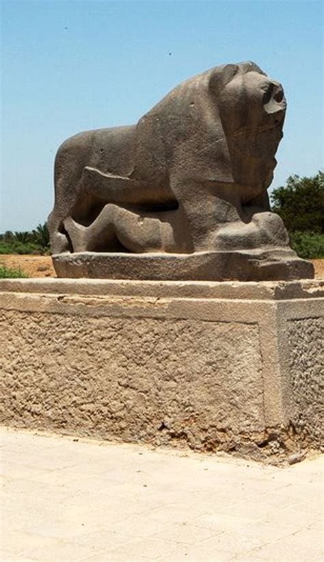 The Lion of Babylon, a 2600 yr-old black basalt statue of a lion ...