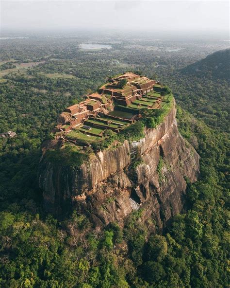 Nel cuore dello SRI LANKA si trovano le rovine di un antico palazzo ...