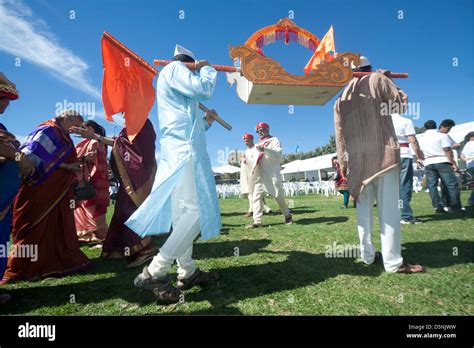 Dindi dance hi-res stock photography and images - Alamy