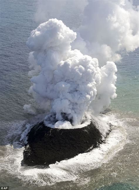 (VIDEO)Volcanic eruption in the Pacific Ocean creates a new island off ...