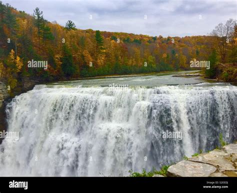 Letchworth state park waterfall and fall colors Stock Photo - Alamy