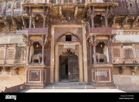 Gate to Jahangir Mahal, inside Orchha Fort, Orchha, India Stock Photo - Alamy