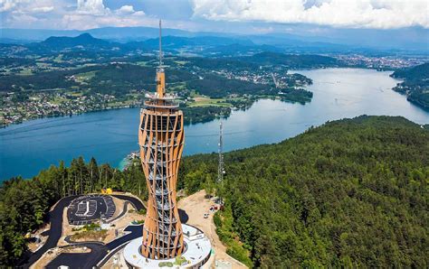 Der Pyramidenkogel, der höchste Holzturm der Welt, thront weithin sichtbar hoch über dem ...