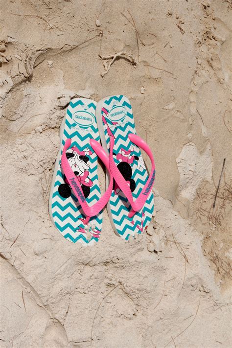 Gambar : tapak, jumlah, warna, flip flop, tubuh manusia, trek di pasir ...