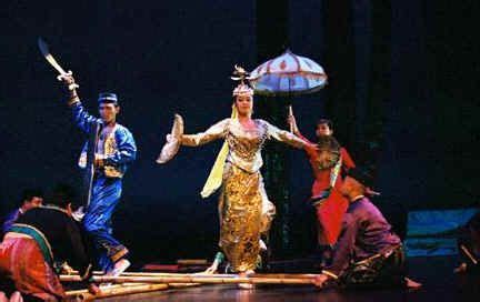 singkil royal couple | Folk dance, Philippines culture, Dance