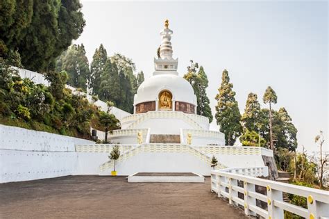 Premium Photo | Peace pagoda, darjeeling