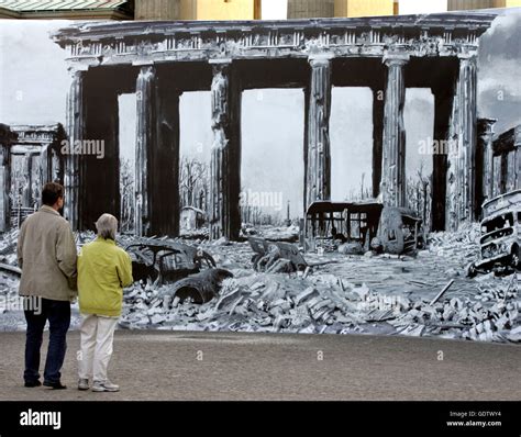 Brandenburg gate 1945 hi-res stock photography and images - Alamy