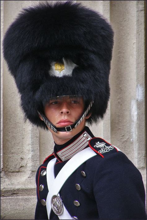 What Is the Fascinating History of the Bearskin Hat? – AnswerCatch