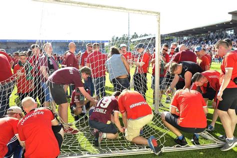 Fan-Randale in Sandhausen: Hannover-96-Fans verwechselten Feiern mit ...