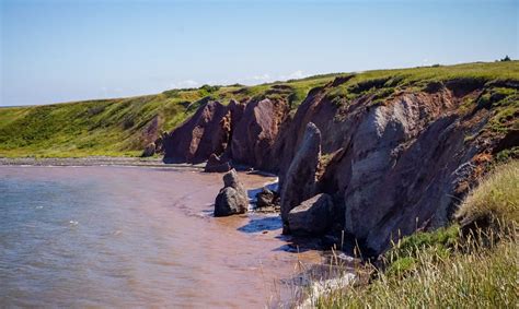 Short on options, Îles-de-la-Madeleine residents make a strategic retreat from rising seas - The ...