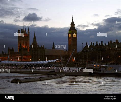 Houses of Parliament London at night Stock Photo - Alamy