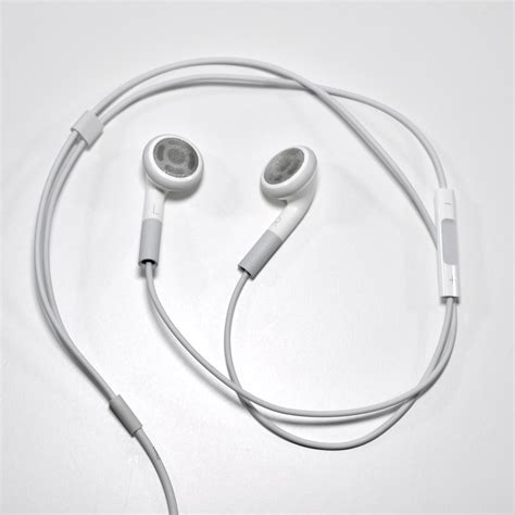 Apple Earphones with Remote and Mic (without Mic for the iPod Shuffle ...