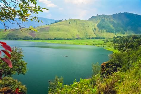 Danau Toba memiliki keunikan tersendiri, yaitu terdapat Pulau Samosir ...